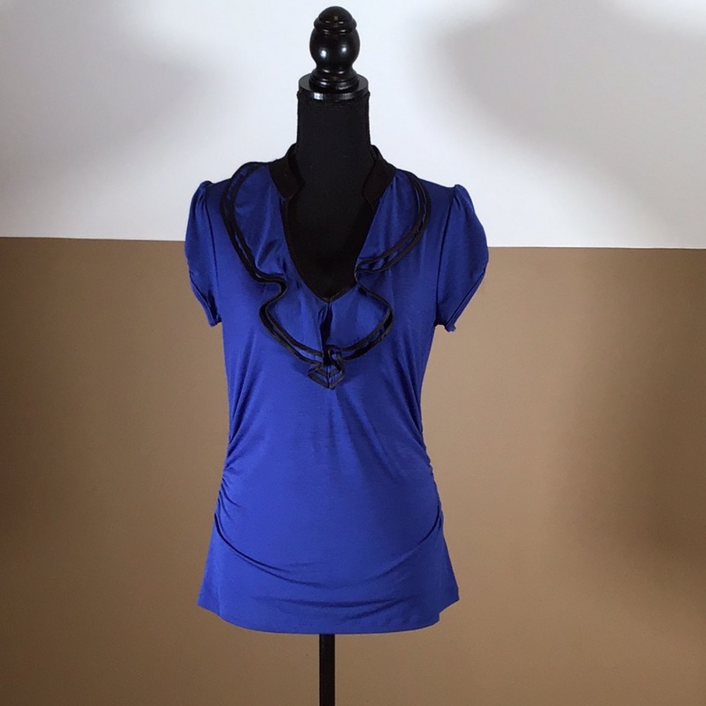 Blouse with ruffled collar